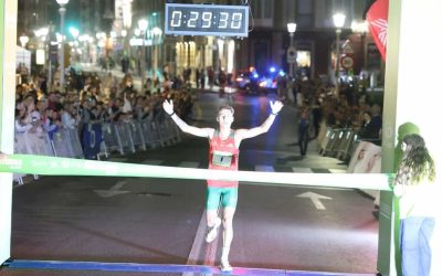 Alejandro Onís vuela en la Carrera Nocturna de Gijón